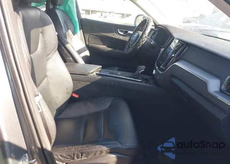 2018 Volvo Xc60 T5 Momentum z USA, uszkodzony, nr VIN LYV102RK8JB083699